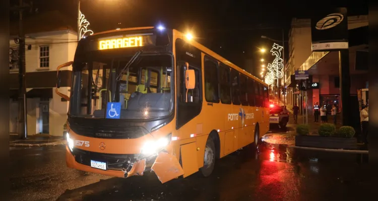 Carro e ônibus se envolvem em acidente na esquina do Terminal