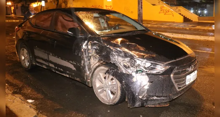 Carro e ônibus se envolvem em acidente na esquina do Terminal