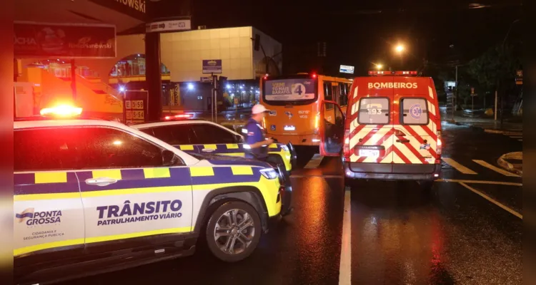 Carro e ônibus se envolvem em acidente na esquina do Terminal