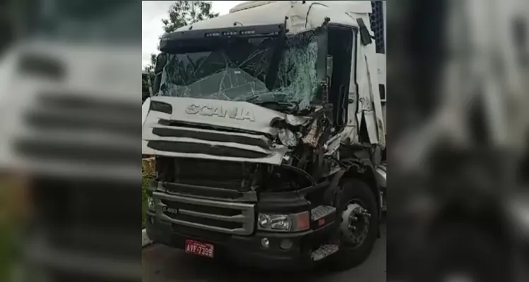 Caminhão da empresa ficou a frente destruída.