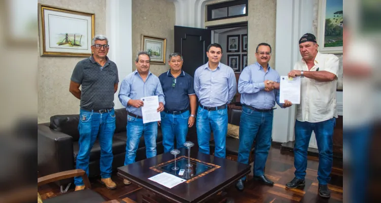 O prefeito Butina recebeu no gabinete do Palácio do Diamante o ancião da Congregação Cristã no Brasil de Telêmaco Borba