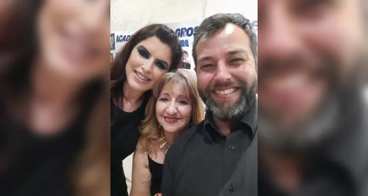 É membro efetivo da Academia Ponta-grossense de Letras e Artes – APLA