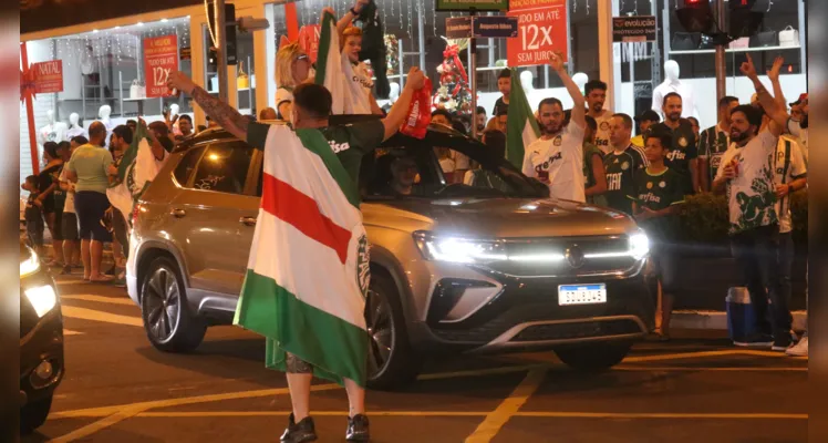 Os palmeirenses do município se concentraram na esquina com a rua Augusto Ribas