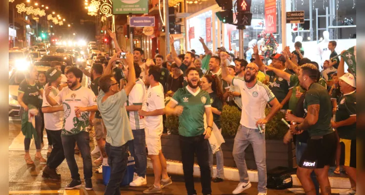 Torcida alviverde celebrou logo após o apito final em Minas Gerais