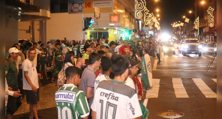 Os palmeirenses do município se concentraram na esquina com a rua Augusto Ribas