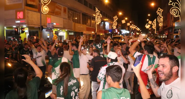 Os palmeirenses do município se concentraram na esquina com a rua Augusto Ribas