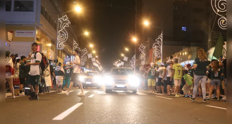 Torcida alviverde celebrou logo após o apito final em Minas Gerais