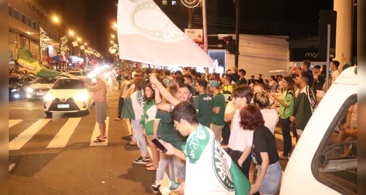 Os palmeirenses do município se concentraram na esquina com a rua Augusto Ribas