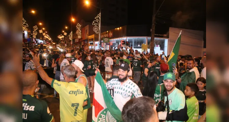 Os palmeirenses do município se concentraram na esquina com a rua Augusto Ribas