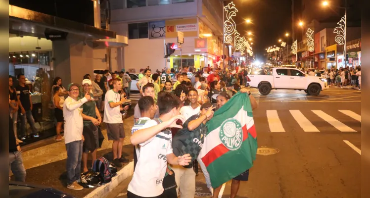 Os palmeirenses do município se concentraram na esquina com a rua Augusto Ribas