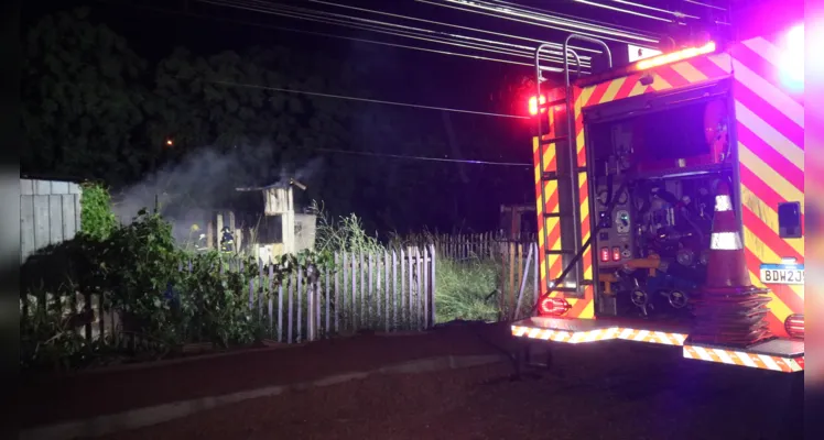 Incêndio em residência mobiliza bombeiros e Copel