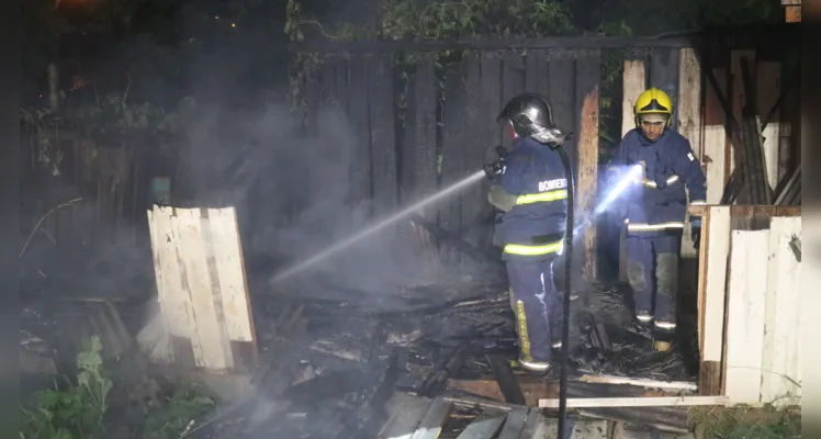 Incêndio em residência mobiliza bombeiros e Copel