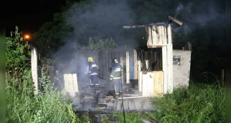 Incêndio em residência mobiliza bombeiros e Copel