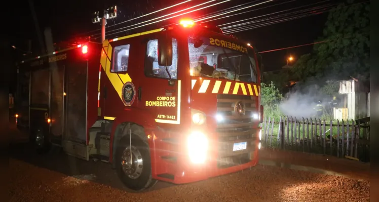 Incêndio em residência mobiliza bombeiros e Copel