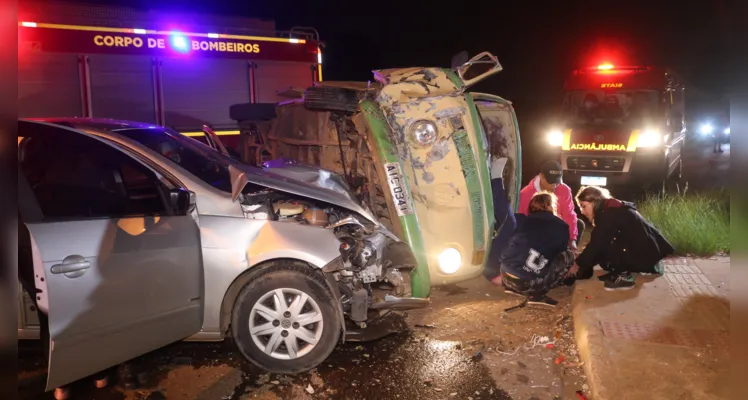 Por conta do impacto, a Kombi chegou a ficar tombada na pista