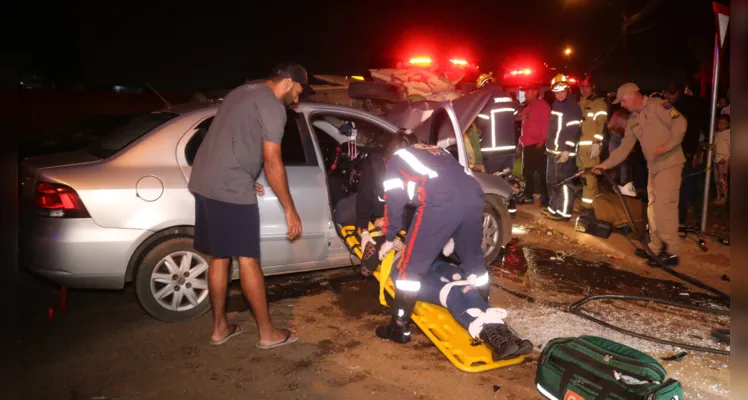 Por conta do impacto, a Kombi chegou a ficar tombada na pista