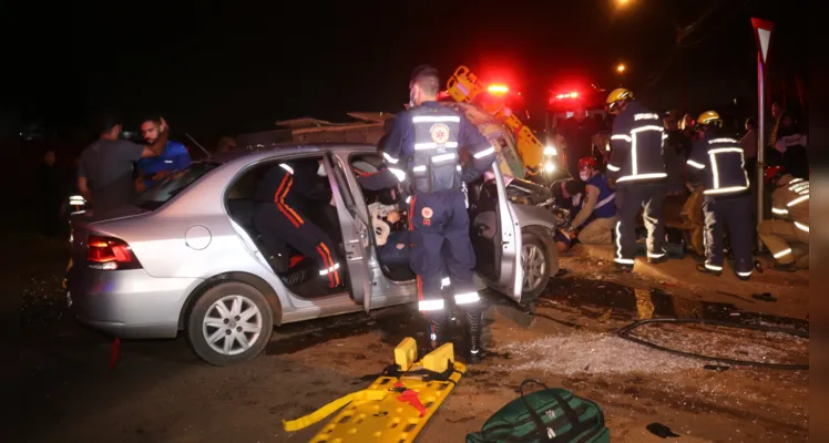 Por conta do impacto, a Kombi chegou a ficar tombada na pista