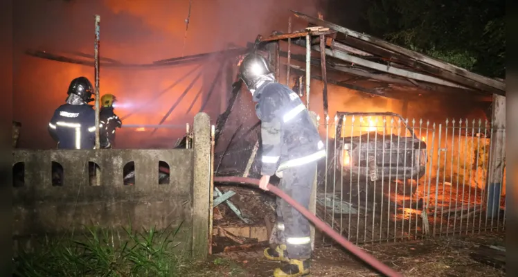 Casa e veículo são destruídos por incêndio em Uvaranas