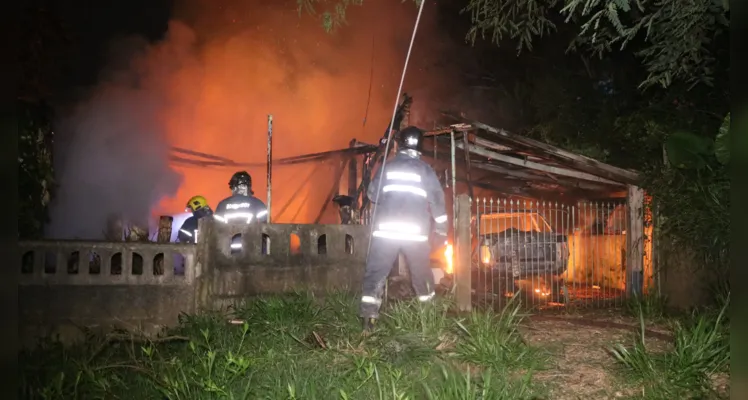 Casa e veículo são destruídos por incêndio em Uvaranas