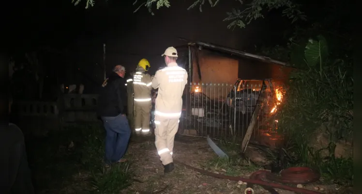 Casa e veículo são destruídos por incêndio em Uvaranas