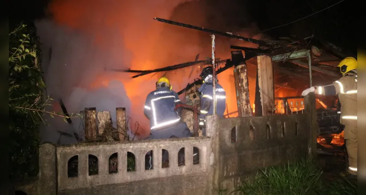 Casa e veículo são destruídos por incêndio em Uvaranas