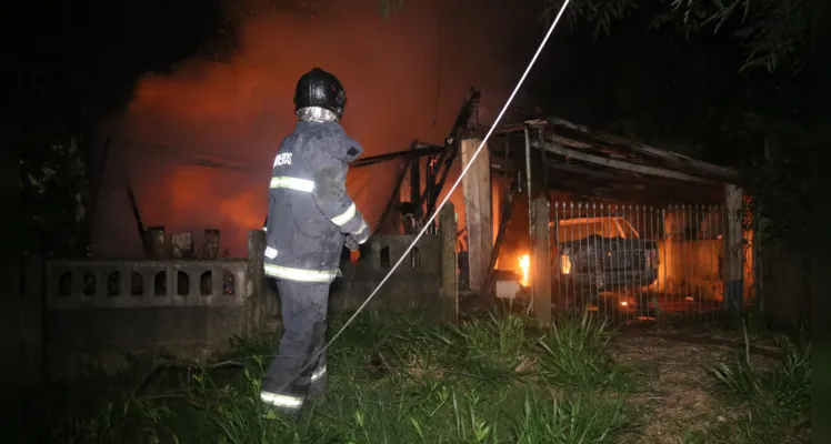 Casa e veículo são destruídos por incêndio em Uvaranas