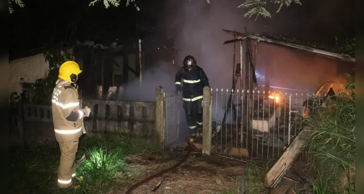 Casa e veículo são destruídos por incêndio em Uvaranas