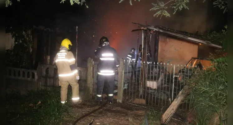 Casa e veículo são destruídos por incêndio em Uvaranas