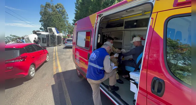 Caminhão tomba e bloqueia a PR-438 no distrito do Guaragi