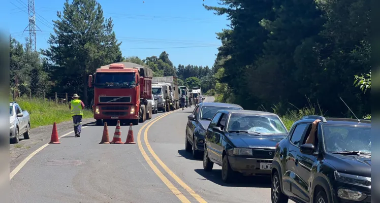 Caminhão tomba e bloqueia a PR-438 no distrito do Guaragi