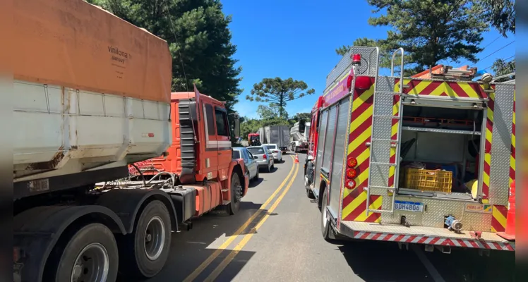 Caminhão tomba e bloqueia a PR-438 no distrito do Guaragi