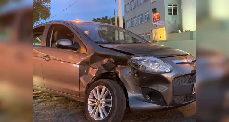 Carros colidem em movimentada esquina no Centro de PG