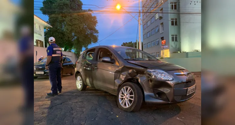 Carros colidem em movimentada esquina no Centro de PG