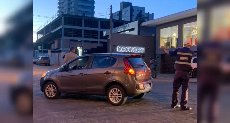 Carros colidem em movimentada esquina no Centro de PG