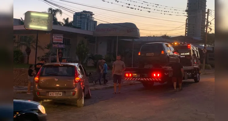 Carros colidem em movimentada esquina no Centro de PG