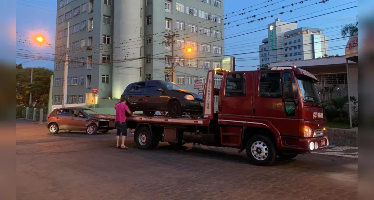 Carros colidem em movimentada esquina no Centro de PG