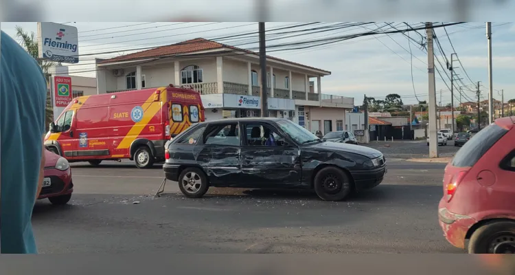 Quatro pessoas ficam feridas em acidente com ônibus na 'Cavalcanti'