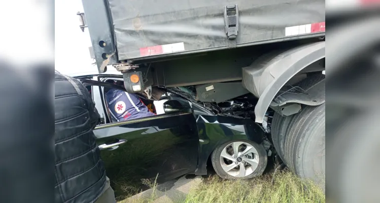 Um grave acidente de trânsito aconteceu na manhã desta sexta-feira, na BR-376, na região do Pinheirinho, em Ponta Grossa
