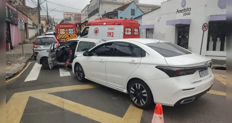 Um acidente de trânsito na manhã deste sábado (14) envolveu dois veículos no Centro de Ponta Grossa