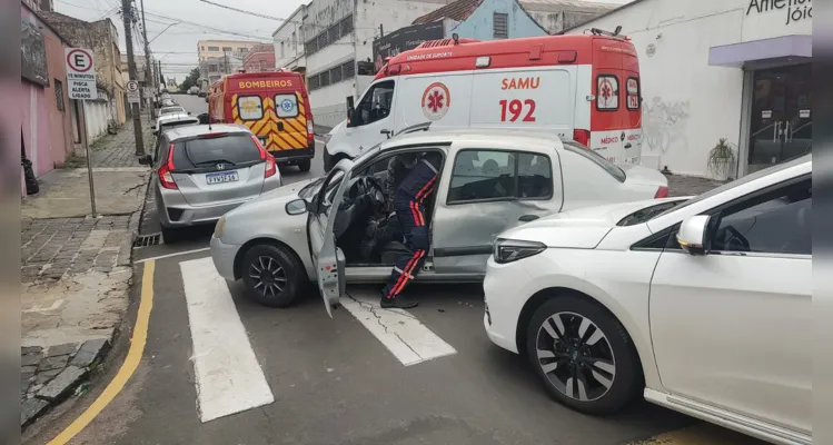 Um acidente de trânsito na manhã deste sábado (14) envolveu dois veículos no Centro de Ponta Grossa