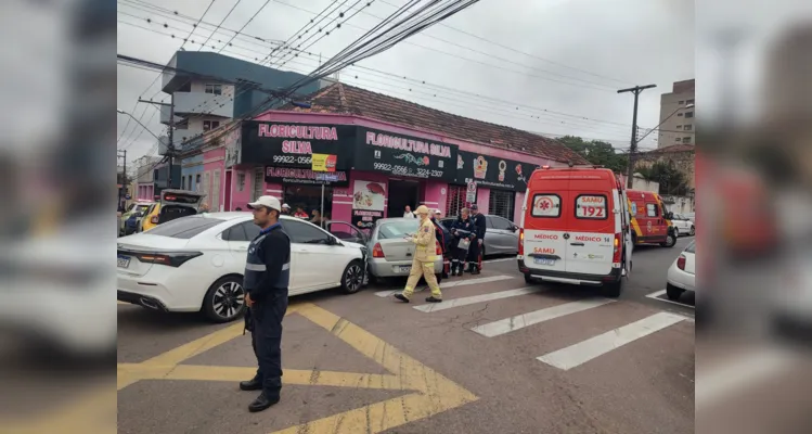 Um acidente de trânsito na manhã deste sábado (14) envolveu dois veículos no Centro de Ponta Grossa