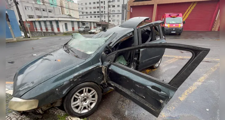 O Corpo de Bombeiros realizou um treinamento de salvamento envolvendo uma situação de capotamento de veículo com vítima presa às ferragens