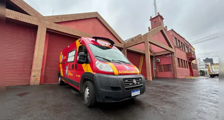 O Corpo de Bombeiros realizou um treinamento de salvamento envolvendo uma situação de capotamento de veículo com vítima presa às ferragens