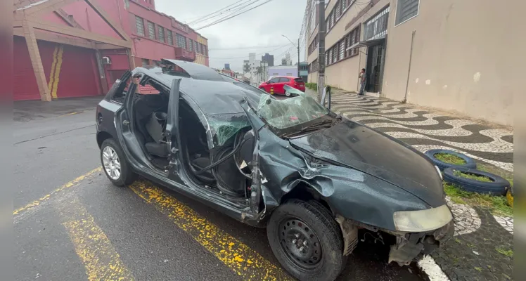 O Corpo de Bombeiros realizou um treinamento de salvamento envolvendo uma situação de capotamento de veículo com vítima presa às ferragens