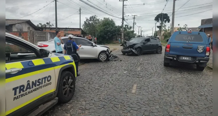 Acidente de trânsito envolve três veículos 