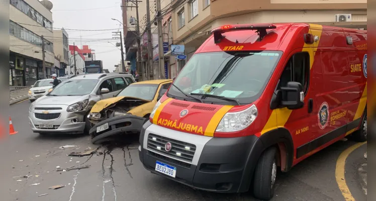 A colisão, por volta das 08h30, aconteceu no cruzamento da rua Balduíno Taques com a Dr Colares