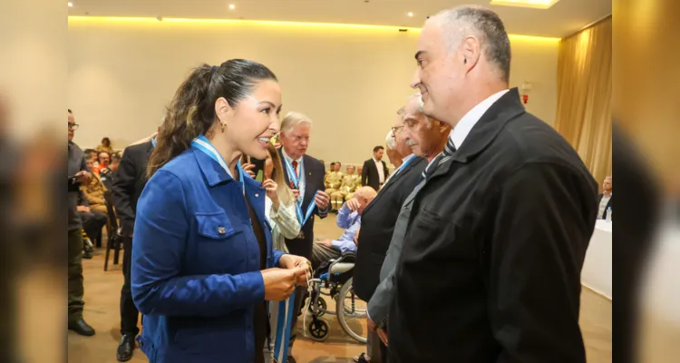 foram entregues comendas, medalhas e moedas “Mérito Pérola do Sul” a pessoas com trabalho de relevância para o Corpo de Bombeiros de Irati 