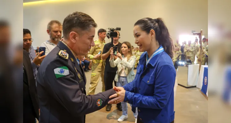 foram entregues comendas, medalhas e moedas “Mérito Pérola do Sul” a pessoas com trabalho de relevância para o Corpo de Bombeiros de Irati 