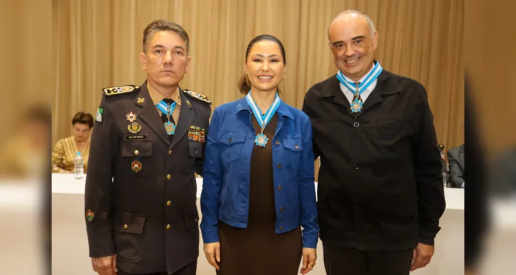 foram entregues comendas, medalhas e moedas “Mérito Pérola do Sul” a pessoas com trabalho de relevância para o Corpo de Bombeiros de Irati 