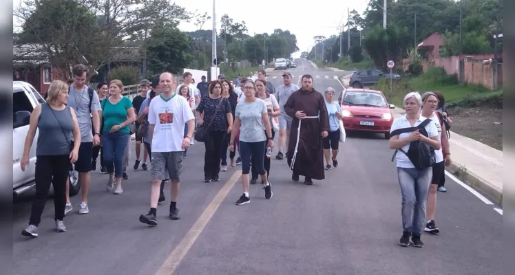 As orações e reflexões são conduzidas pelos freis